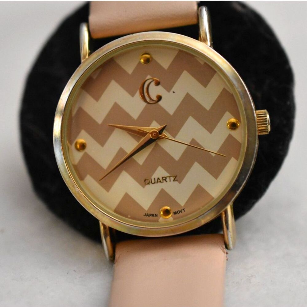 Charming Charlie Zig Zag Beige/White Gold Tone New Battery Like New Watch
